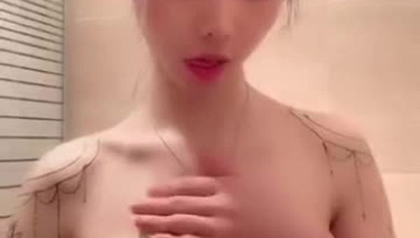 美女主播洗澡自慰